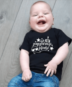 Dit tshirt staat jouw kind geweldig! Sta jij ook altijd klaar met jouw fototoestel om die knapperd vast te leggen?  Tshirt No papparazi please staat jouw kleintje superleuk!