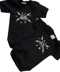 Gepersonaliseerde geboortebox voor een tweeling.