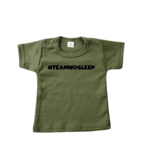 baby-tshirt-team-no-sleep-legergroen-superheldenshop.png